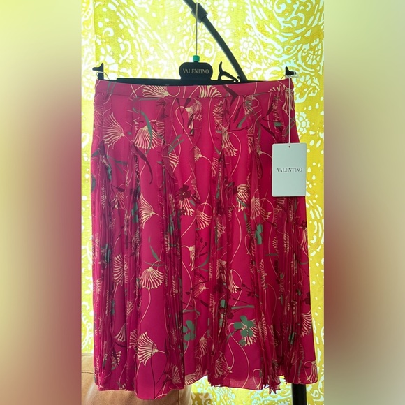 Valentino Pink Lotus Silk Skirt – Size IT 40 (US 4) – $3750 Retail NWT - Picture 9 of 9